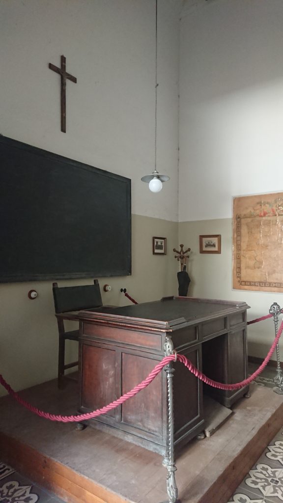 El aula en la que Antonio Machado impartía sus clases en Baeza permanece intacta en la Antigua Universidad y puede visitarse.