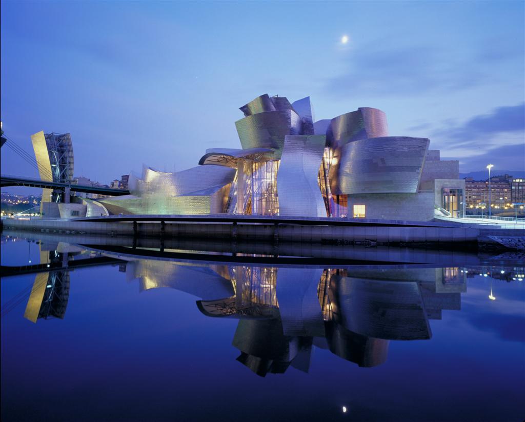 Disfrute de la bella arquitectura del museo Guggenheim de Bilbao