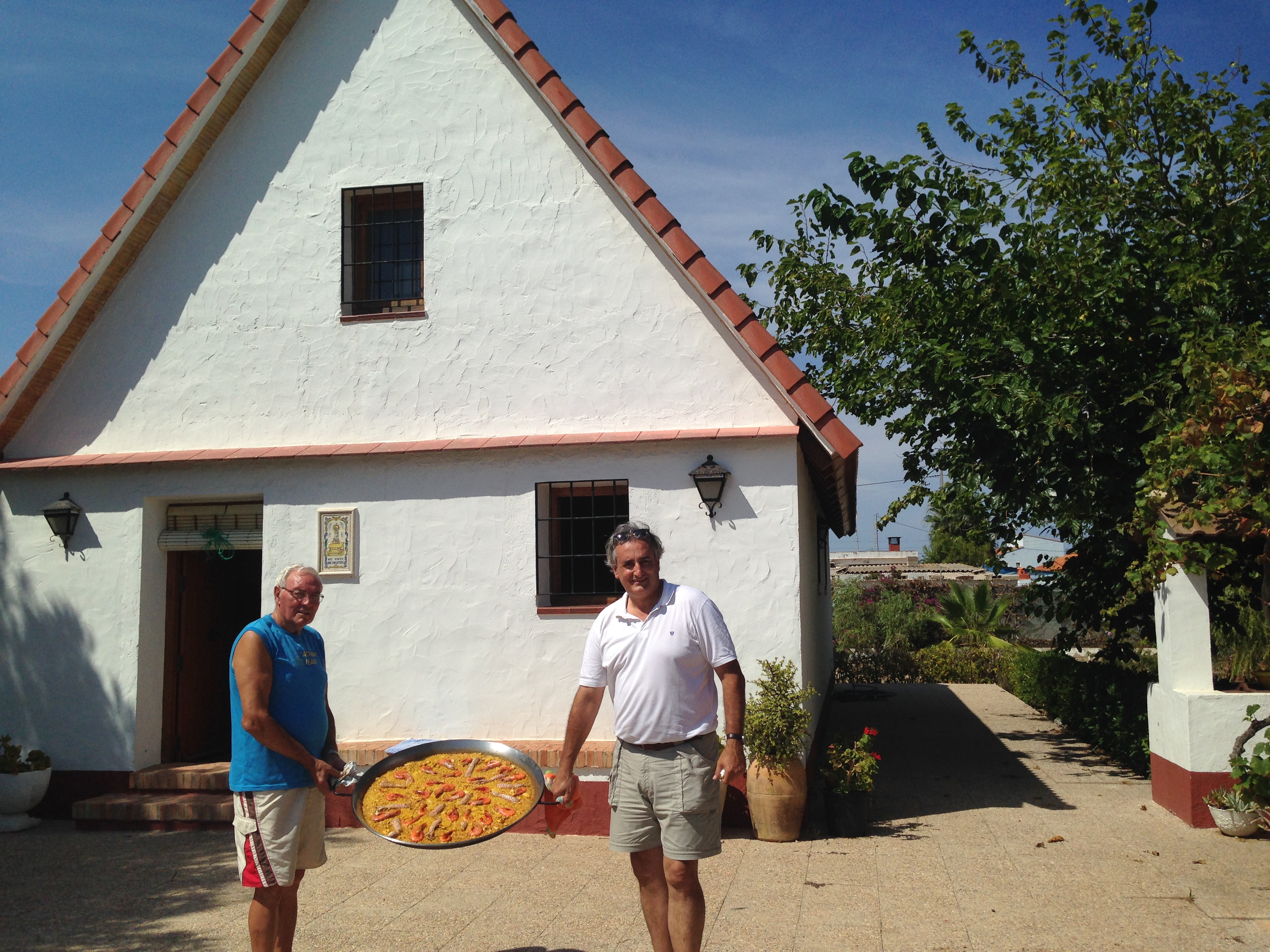 Pruebe la paella en la tradicional barraca valenciana